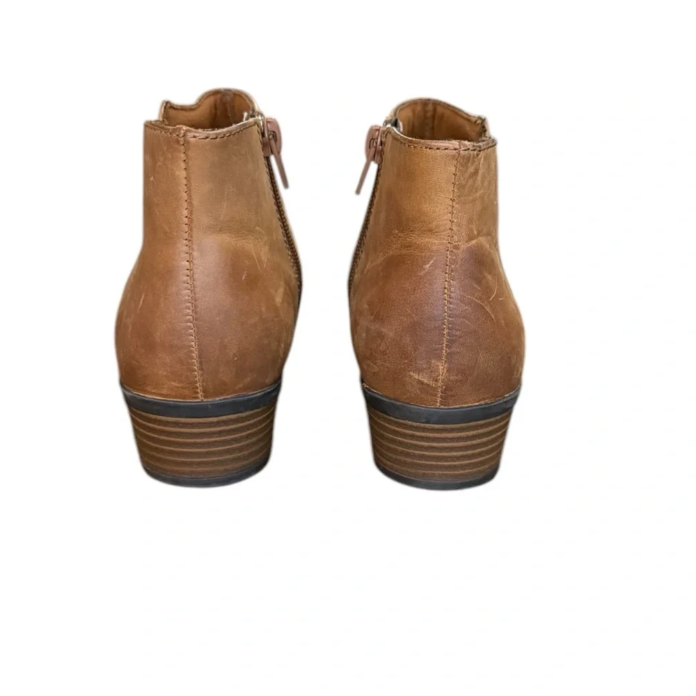 Clarks Addiy Tan Ankle Boots with Low Stacked Heel and Zipper Closure Size 6.5